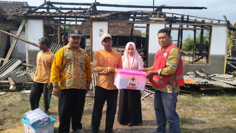 Gerak Cepat, PMI Bojonegoro Serahkan Bantuan Famili Kit ke Korban Kebakaran