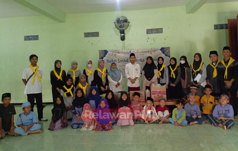 Implementasikan Tri Bhakti PMR, PMR unit Wira SMAN 2 Bojonegoro Adakan kegiatan Bhakti sosial