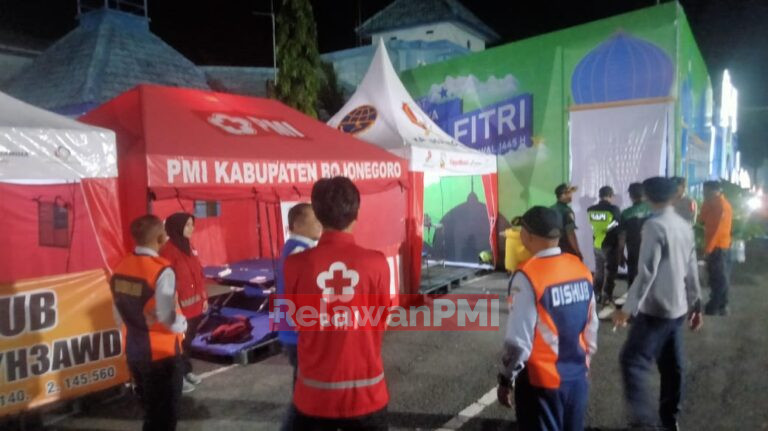 Petugas PMI laksanakan pengecekan Kesehatan Personil Posko Lebaran