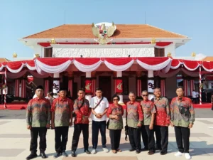 8 Pahlawan Kemanusiaan Donor Darah Terima penghargaan 75x