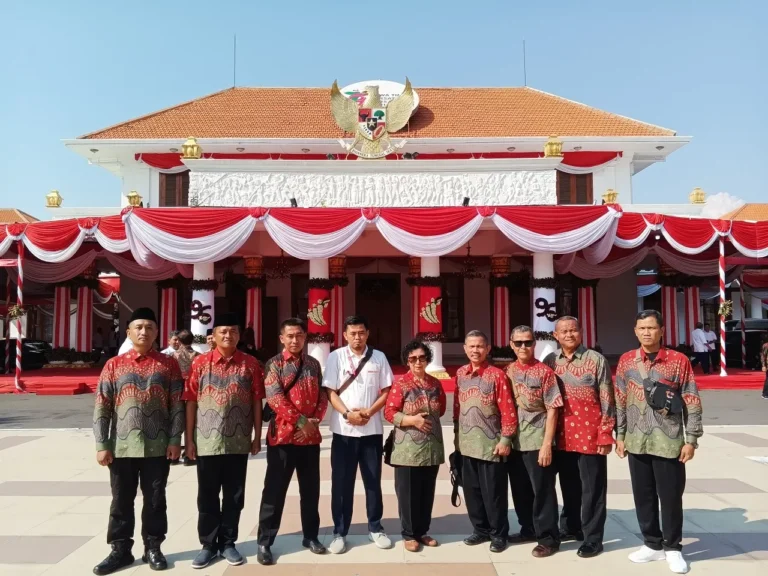 8 Pahlawan Kemanusiaan Donor Darah Terima penghargaan 75x