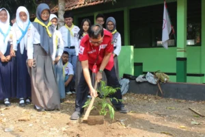 HUT PMI ke 79, PMI Kabupaten Bondowoso Gelar Penanaman Pohon dan Distribusi Air Bersih