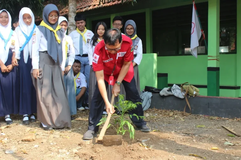 HUT PMI ke 79, PMI Kabupaten Bondowoso Gelar Penanaman Pohon dan Distribusi Air Bersih