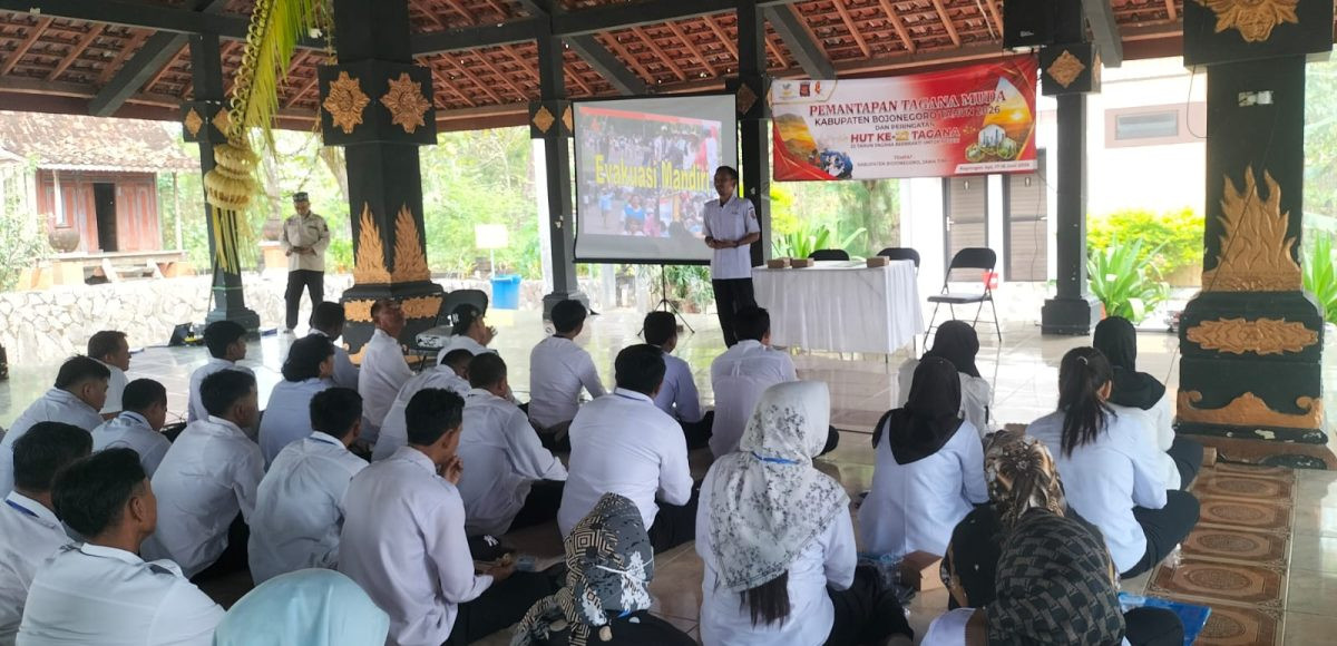Fasilitator PMI sedang memberikan Materi