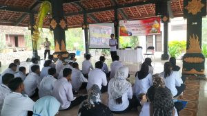 Fasilitator PMI sedang memberikan Materi