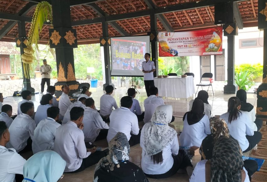 Fasilitator PMI sedang memberikan Materi